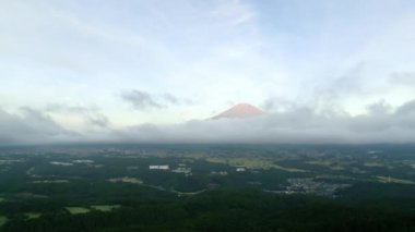 Sabahın erken saatlerinde, Mt. Üste hızlı hareket eden bulutları olan Fuji. Yüksek kalite 4k görüntü