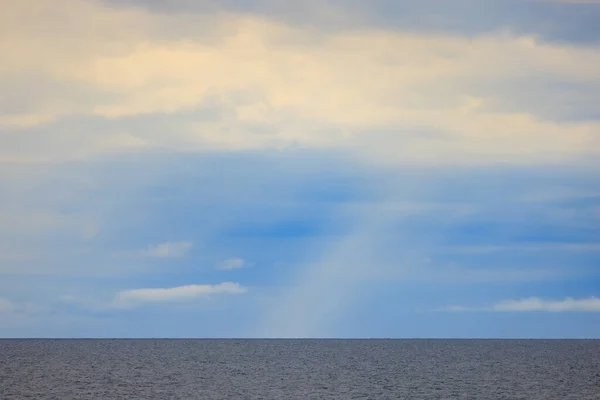 Дождь Падает Облачного Слоя Над Спокойным Открытым Океаном Высокое Качество — стоковое фото