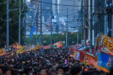 Osaka, Japonya - 25 Temmuz 2023: Yaz festivalinde yiyecek standı afişlerinde kalabalık cadde. Yüksek kalite fotoğraf