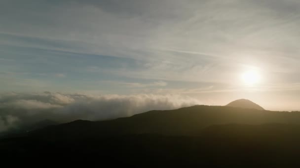 Soleil Brillant Horizon Dessus Paysage Montagne Couvert Nuages Images Haute — Video