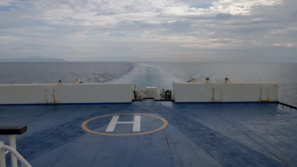 Niebieski Lądowisko Helikoptera Tylnym Pokładzie Statku Pływającego Spokojnych Morzach Wysokiej — Wideo stockowe