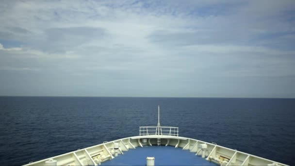 Bow Ship Sails Calm Waters Distant Horizon Cloudy Day Rekaman — Stok Video