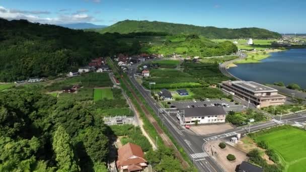 倾斜在火车上 穿过日本农村茂密的绿色乡村 高质量的4K镜头 — 图库视频影像