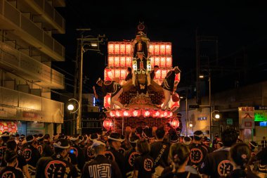 Kishiwada, Japonya - 17 Eylül 2023: Danjiri Festivali 'nde fenerlerle birlikte geleneksel giysiler içindeki kalabalık. Yüksek kalite fotoğraf