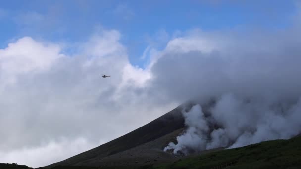 Notarzthubschrauber Fliegt Über Dampfausströmer Auf Dem Asahi Hokkaido Japan Hochwertiges — Stockvideo