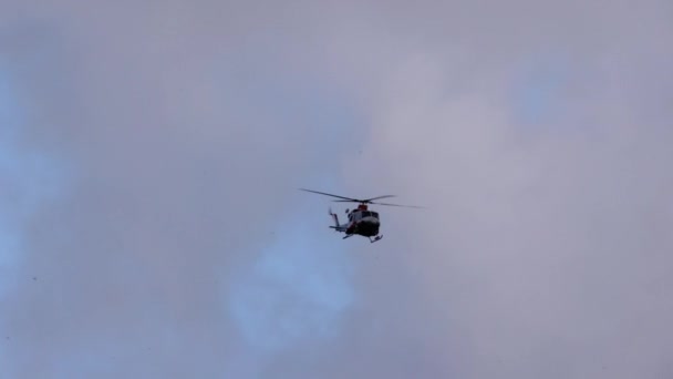 Helicóptero Busca Resgate Nuvens Baixas Voando Câmera Lenta Imagens Alta — Vídeo de Stock