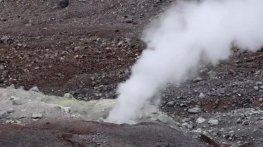 Asahi Dağı 'ndaki kayalık arazideki fümerolden gelen sıcak gaz ve su buharı. Yüksek kalite 4k görüntü