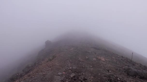 Πυκνή Ομίχλη Και Χαμηλή Ορατότητα Έρημο Βραχώδες Μονοπάτι Μέχρι Όρος — Αρχείο Βίντεο