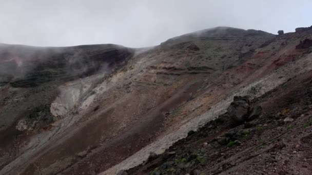手持陡峭的岩石山坡火山山顶在雾和雾中 高质量的4K镜头 — 图库视频影像
