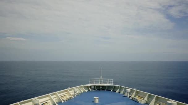 Gemilerin Zaman Aşımı Bulutlu Bir Günde Sakin Sularda Yüzer Yüksek — Stok video