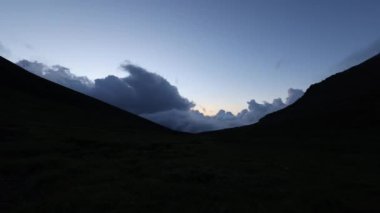 Hava ve bulutlar tepemizde ilerlerken, akşamdan akşama mavi saate geçiş yapıyoruz. Yüksek kalite 4k görüntü