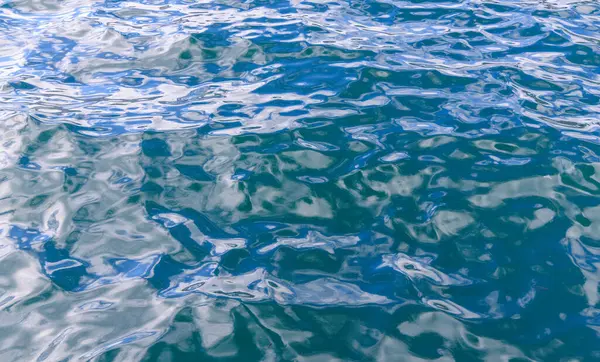 Licht Reflecteert Kleine Golven Schoon Blauw Oceaanwater Hoge Kwaliteit Foto — Stockfoto