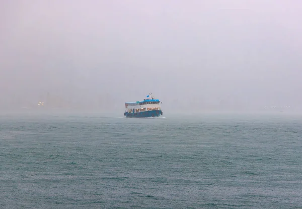 Traversier Passagers Navigue Dans Brouillard Dans Des Conditions Voile Blanc — Photo