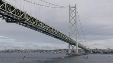 Bulutlu bir günde Akashi Suspension köprüsü altında uzun bir yolculuk. Yüksek kalite 4k görüntü