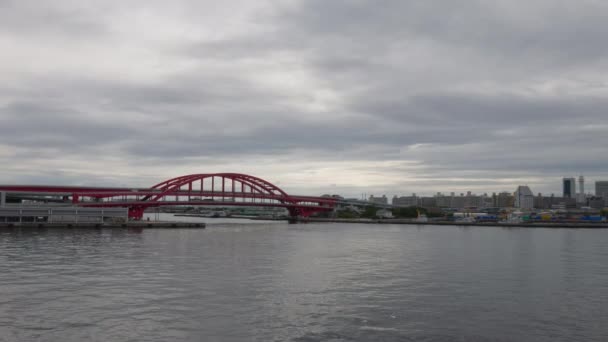Ruhiges Wasser Unter Einer Roten Brücke Die Einem Bewölkten Tag — Stockvideo