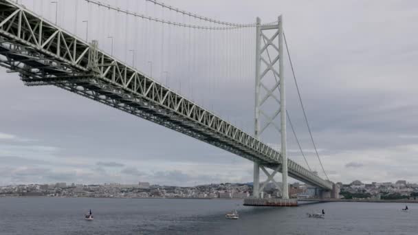 Navegando Sob Longo Período Akashi Suspension Ponte Dia Nublado Imagens — Vídeo de Stock