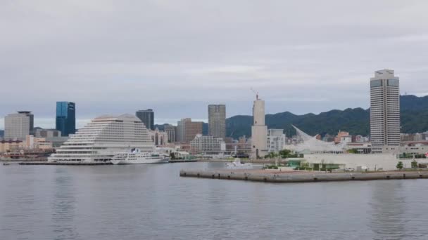 Kobe Japan September 2023 Kustwacht Patrouilleboot Vaart Langs Sannomiya Torengebouwen — Stockvideo