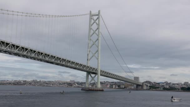 Zeilen Naar Akashi Bridge Met Kleine Boten Slow Motion Hoge — Stockvideo