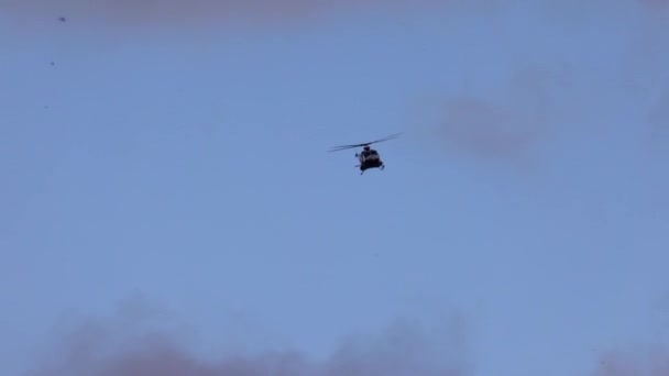 Helicóptero Emergência Nuvens Baixas Enquanto Pássaros Voam Câmera Lenta Imagens — Vídeo de Stock