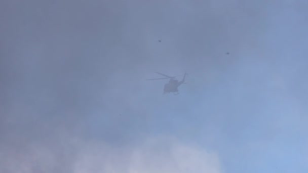 Sök Och Rädda Helikopter Svävar Låga Moln Som Fåglar Flyger — Stockvideo
