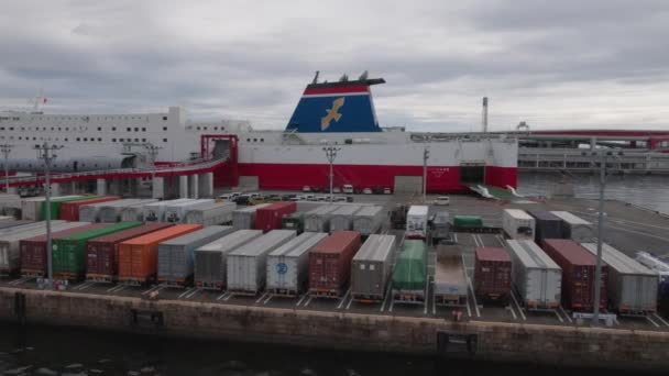 Kobe Japan September 2023 Scheepvaart Containers Geparkeerd Steiger Door Passagiersveerboot — Stockvideo