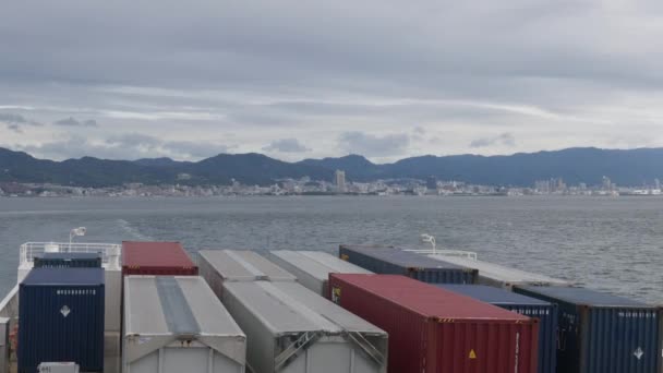 2023年9月23日 曇りの日に沿岸水域で航海するフェリーの船積み容器 高品質の4K映像 — ストック動画