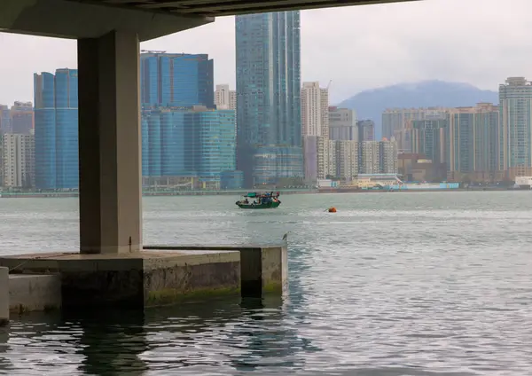 Kleine Boote Segeln Victoria Harbor Hochhäusern Hongkong Vorbei Hochwertiges Foto — Stockfoto