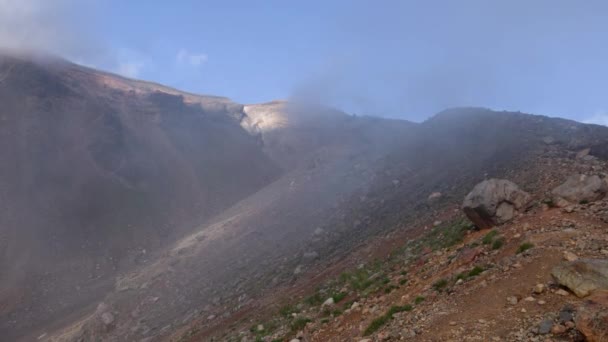 在Asahidake山顶附近的岩石地形上快速移动的雾和雾 高质量的4K镜头 — 图库视频影像