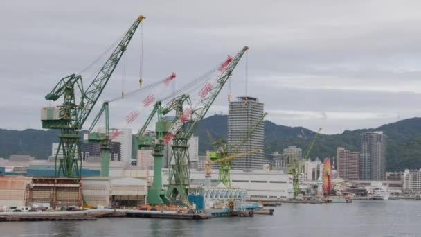 Segeln Mit Ladekränen Bei Der Einfahrt Den Hafen Von Kobe — Stockvideo