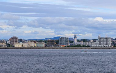 Akashi, Japonya - 23 Eylül 2023: Bulutlu bir günde küçük sahil şehrinde saat kulesi ve gözlemevi. Yüksek kalite fotoğraf