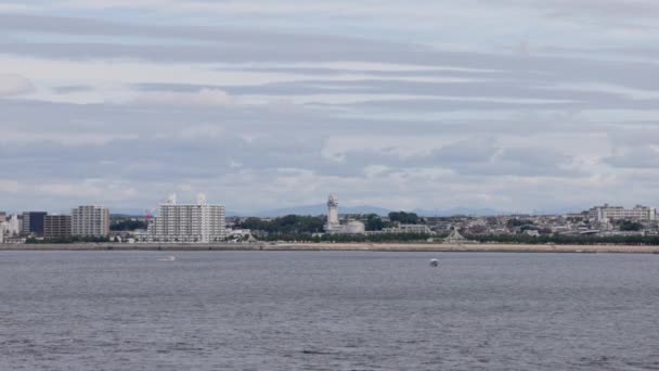2023年9月23日 曇りの日に小さな沿岸都市の時計塔と展望台 高品質の写真 — ストック動画