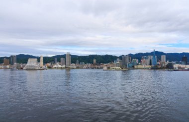 Kobe, Japonya - 23 Eylül 2023 Bulutlu bir günde Kobe City 'nin suyundan ve limanından görüntü. Yüksek kalite fotoğraf