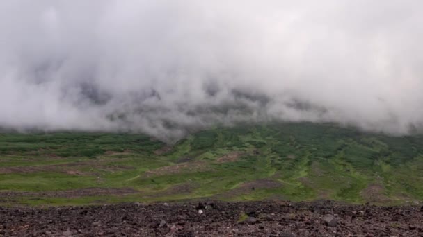 Глядя Вниз Крутой Скалистый Склон Зеленой Тундре Низким Слоем Тумана — стоковое видео