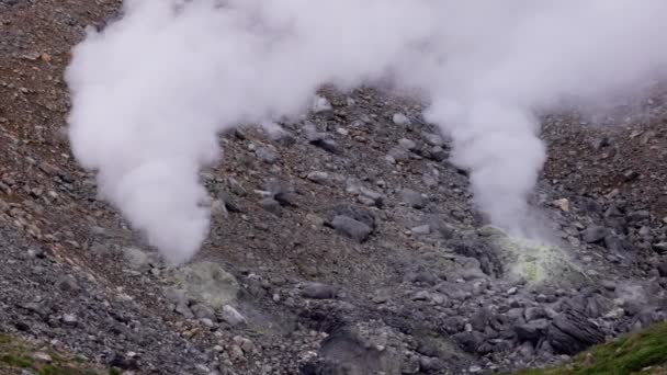 Fumarole Uitstoot Van Heet Gas Stoom Rotsachtige Vulkanische Helling Hoge — Stockvideo