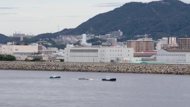 Kobe Japón Septiembre 2023 Pequeños Remolcadores Arrastran Barcazas Aguas Costeras — Vídeos de Stock