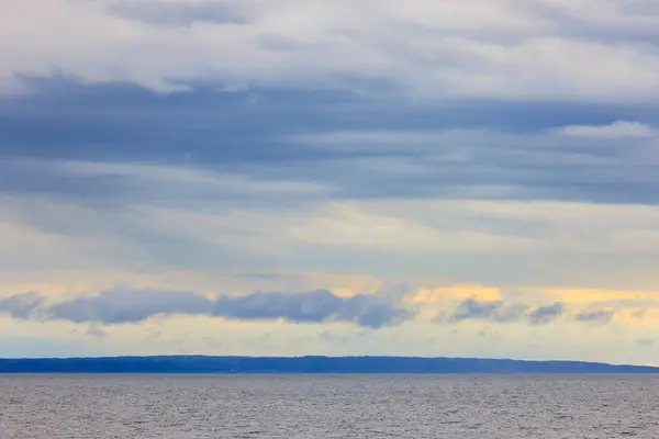 Ранние Утренние Облака Над Далёкой Землёй Вид Море Спокойном Океане — стоковое фото
