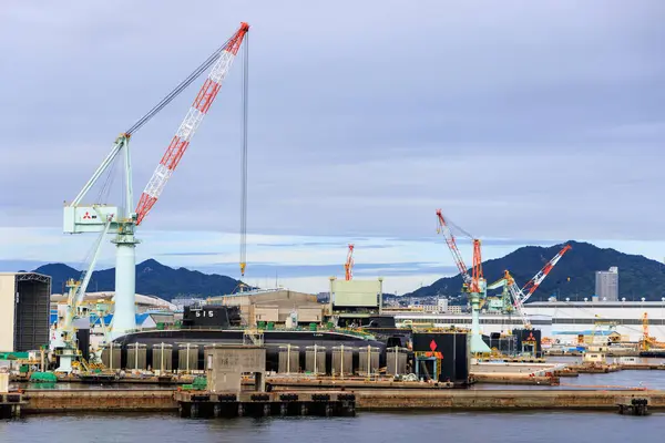 Kobe, Japonya - 23 Eylül 2023: Vinç denizaltıları sanayi limanına yanaştı. Yüksek kalite fotoğraf