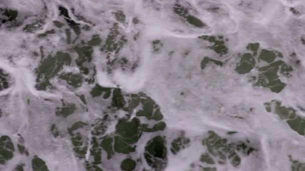 Смотреть Вниз Морскую Пену Темную Воду Текстуры Замедленной Съемке Высококачественные — стоковое видео
