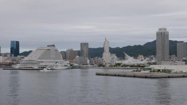 2023年9月23日 日本沿岸警備隊のパトロールボートが象徴的な建物で港から出発します 高品質の4K映像 — ストック動画