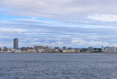 Akashi, Japonya - 23 Eylül 2023: küçük sahil kasabası üzerinde yüksek katlı apartman kulesi. Yüksek kalite fotoğraf