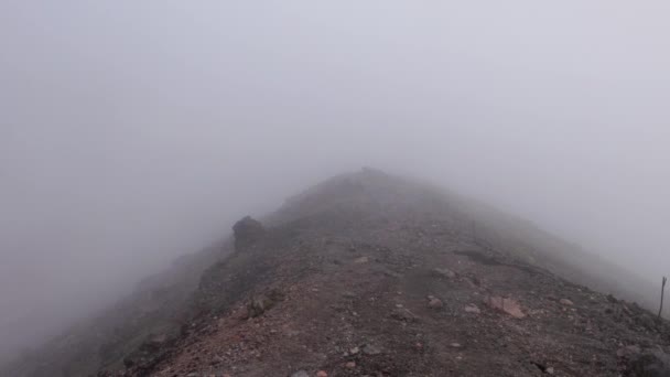 Dichter Nebel Auf Felsigem Windgepeitschtem Pfad Der Nähe Des Gipfels — Stockvideo