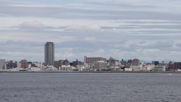 日本明石 2023年9月23日 在沿海城镇的塔楼公寓楼中航行 高质量的4K镜头 — 图库视频影像
