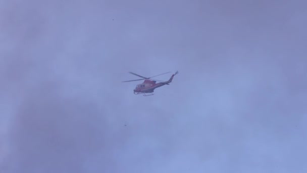 Zoek Reddingshelikopter Zweeft Tegen Donkere Rookwolken Hoge Kwaliteit Beeldmateriaal — Stockvideo
