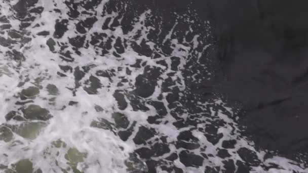明るい海の泡の上にセーリングし 穏やかな暗い海の水 高品質の4K映像 — ストック動画