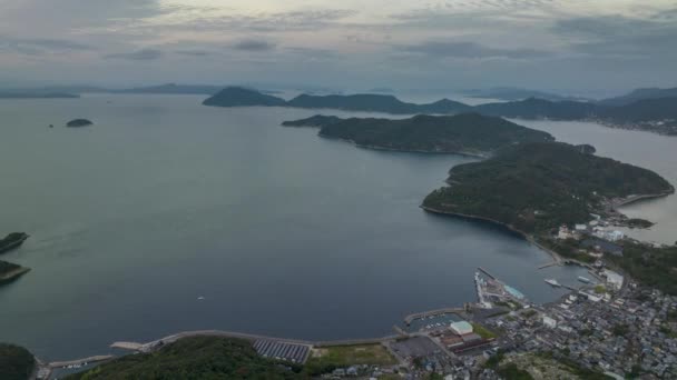 夜明けに小豆島の沿岸諸島と町を巡る空中時間 高品質の4K映像 — ストック動画
