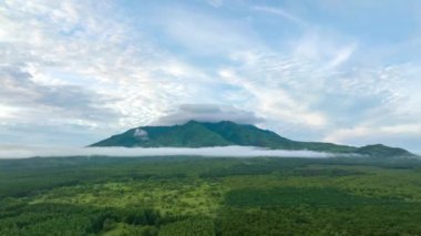 Japonya 'nın kuzeyindeki Hokkaido volkanik adasında, Rishiri Fuji üzerinde hareket eden bulutların günbatımında aşırı hızlanma. Yüksek kalite 4k görüntü