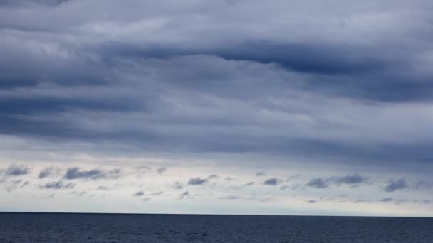 暗い嵐の雲と遠くの地平線で穏やかな海を航行しています 高品質の4K映像 — ストック動画