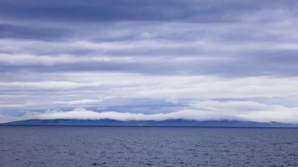 Vista Offshore Costa Distante Sob Nuvens Baixas Dia Nublado Imagens — Vídeo de Stock