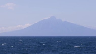 Volkanik Dağ. Rishiri, Japon Denizi 'nin sakin mavi sularında, adadan yükselir. Yüksek kalite 4k görüntü