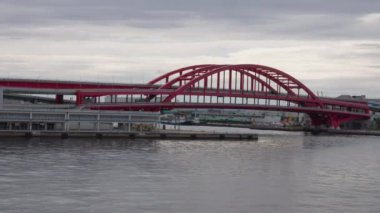 Liman girişindeki kırmızı köprüdeki ışık trafiğinin görüntüsü. Yüksek kalite 4k görüntü